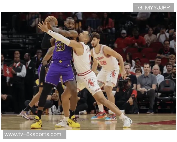 真爱无敌狄龙赛后与火箭队员亲切握手并与费尔蒂塔亲密交流