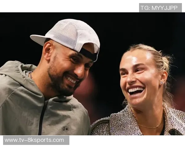 大罗携妻子现场观战网球性别大战与萨巴伦卡克耶高斯亲密合影留念